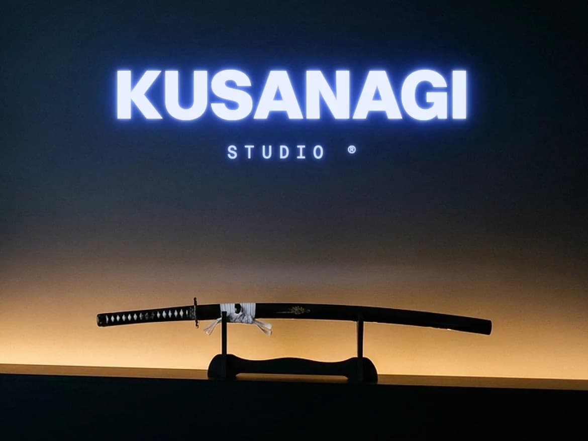 Letrero de neón de Kusanagi Studio sobre una katana en el estudio, en Cartago