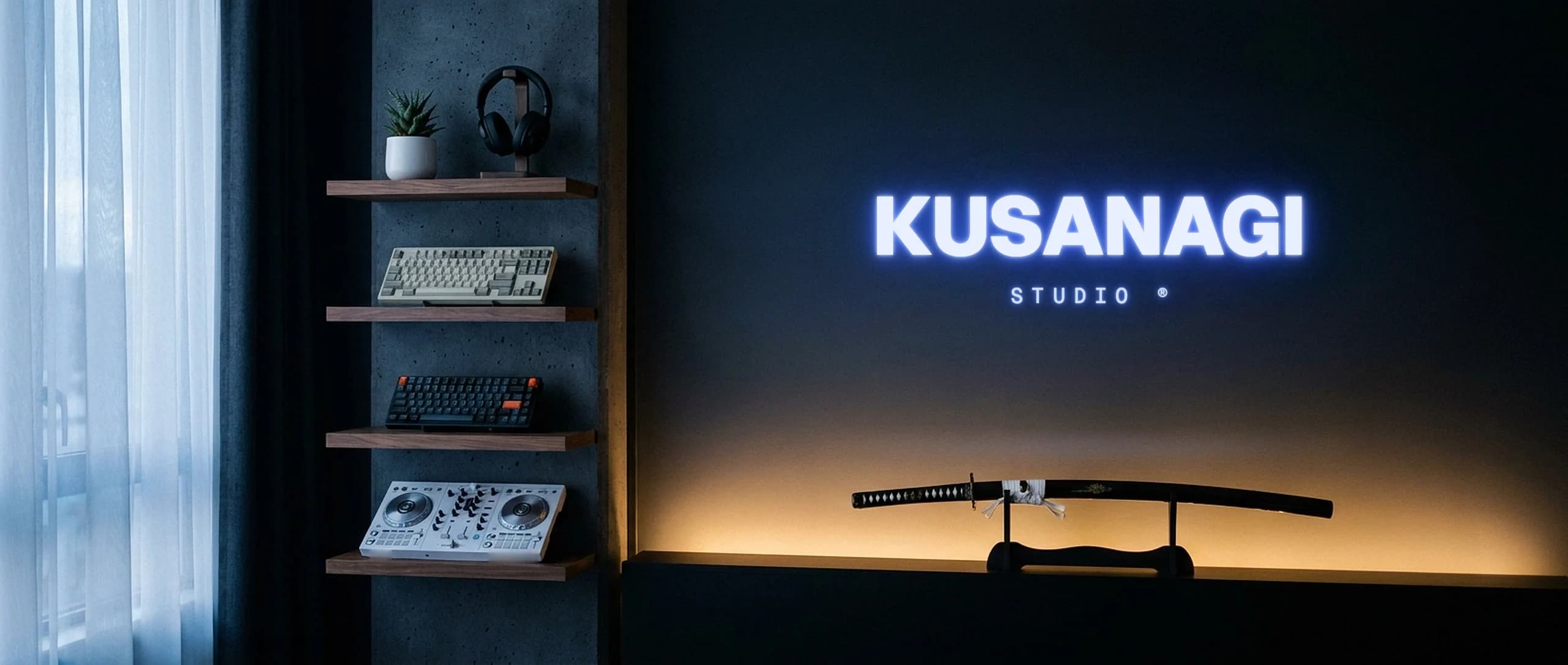 Letrero de neón de Kusanagi Studio sobre una katana en el estudio, en Cartago